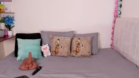 laura1__ online show from 02/28/25, 12:21