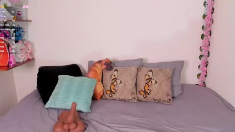 laura1__ online show from 10/04/25, 10:08