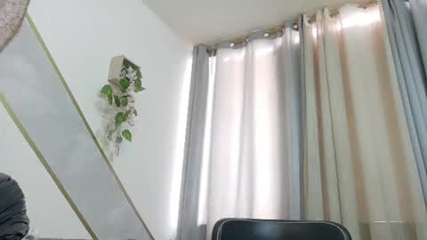 Snapshot of laura__castillo_ chatting on 07/23/26, 12:58 online show from 07/23/26, 12:58