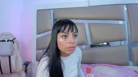 laura__js_ online show from 02/18/25, 08:36