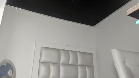 laura__js_ online show from 11/24/25, 04:56