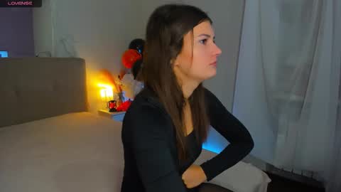 Snapshot of laura__leee chatting on 10/27/25, 06:17 Laura online show from 10/27/25, 06:17