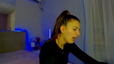 Snapshot of laura__leee chatting on 11/17/25, 06:08 Laura online show from 11/17/25, 06:08