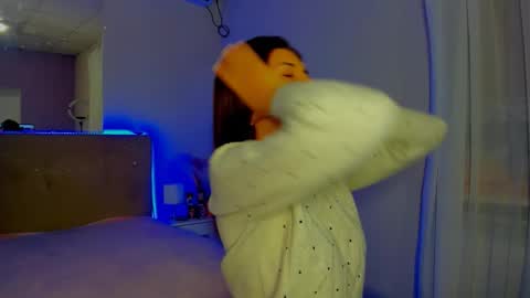 Snapshot of laura__leee chatting on 11/18/25, 06:18 Laura online show from 11/18/25, 06:18