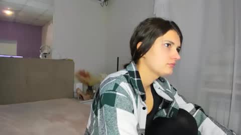 Snapshot of laura__leee chatting on 12/01/25, 06:18 Laura online show from 12/01/25, 06:18