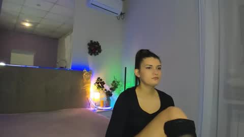 Snapshot of laura__leee chatting on 12/14/25, 06:41 Laura online show from 12/14/25, 06:41