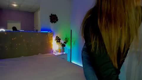 Snapshot of laura__leee chatting on 12/17/25, 05:57 Laura online show from 12/17/25, 05:57