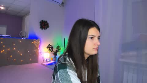 Snapshot of laura__leee chatting on 12/23/25, 06:11 Laura online show from 12/23/25, 06:11