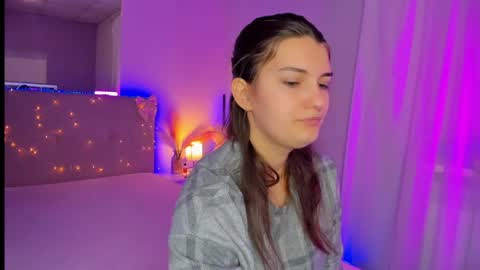 Snapshot of laura__leee chatting on 04/04/26, 04:44 Laura online show from 04/04/26, 04:44