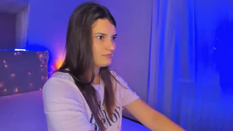 Snapshot of laura__leee chatting on 07/19/26, 05:11 Laura online show from 07/19/26, 05:11