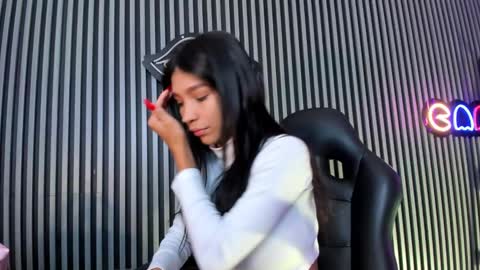 Snapshot of laura_aristizabal_19 chatting on 02/07/25, 01:01 Laura online show from 02/07/25, 01:01