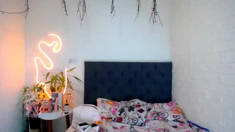 Snapshot of laura_candy02 chatting on 03/21/26, 05:27 LAURA online show from 03/21/26, 05:27