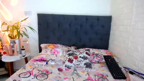 Snapshot of laura_candy02 chatting on 03/24/26, 04:23 LAURA online show from 03/24/26, 04:23