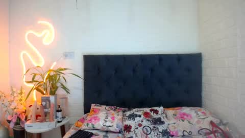 Snapshot of laura_candy02 chatting on 04/02/26, 04:26 LAURA online show from 04/02/26, 04:26