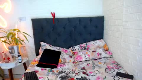 Snapshot of laura_candy02 chatting on 04/07/26, 04:18 LAURA online show from 04/07/26, 04:18