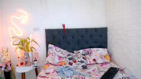 Snapshot of laura_candy02 chatting on 04/10/26, 03:28 LAURA online show from 04/10/26, 03:28