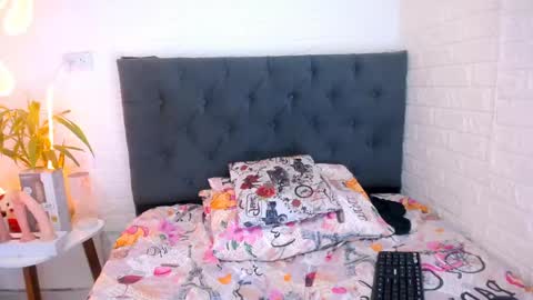 Snapshot of laura_candy02 chatting on 04/18/26, 07:58 LAURA online show from 04/18/26, 07:58