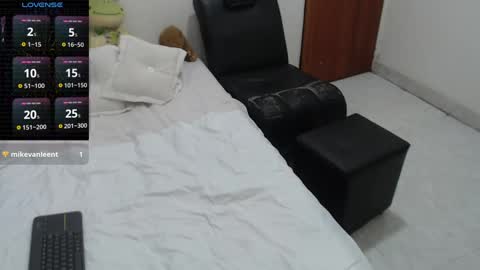 laura_foxx2379 online show from 01/11/25, 02:41