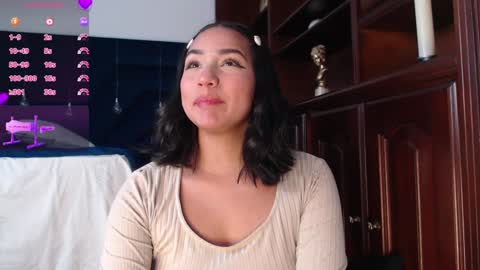lLAURA online show from 12/12/24, 01:32