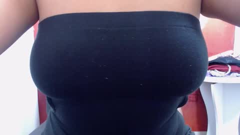 Snapshot of laura_hotyy chatting on 10/17/25, 04:09 Laura online show from 10/17/25, 04:09