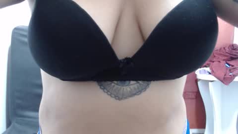 Snapshot of laura_hotyy chatting on 10/22/25, 03:23 Laura online show from 10/22/25, 03:23