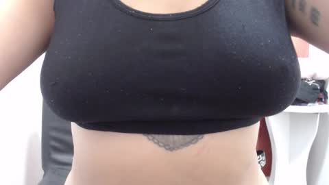 Snapshot of laura_hotyy chatting on 10/25/25, 02:56 Laura online show from 10/25/25, 02:56