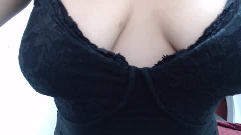 Snapshot of laura_hotyy chatting on 11/03/25, 06:25 Laura online show from 11/03/25, 06:25