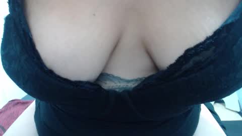 Snapshot of laura_hotyy chatting on 11/14/25, 02:38 Laura online show from 11/14/25, 02:38