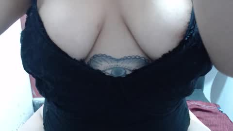 Snapshot of laura_hotyy chatting on 11/21/25, 01:15 Laura online show from 11/21/25, 01:15