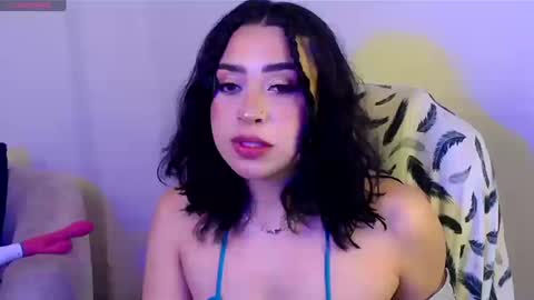 laura_pink01 online show from 09/15/25, 04:40