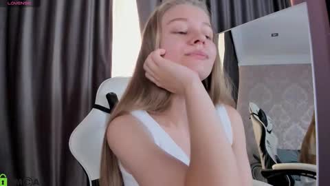 Snapshot of laura_pudd chatting on 09/14/25, 10:14 Laura online show from 09/14/25, 10:14