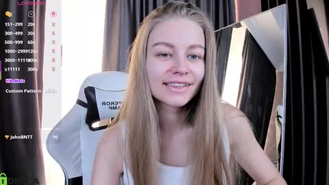 Snapshot of laura_pudd chatting on 10/19/25, 01:56 Laura online show from 10/19/25, 01:56