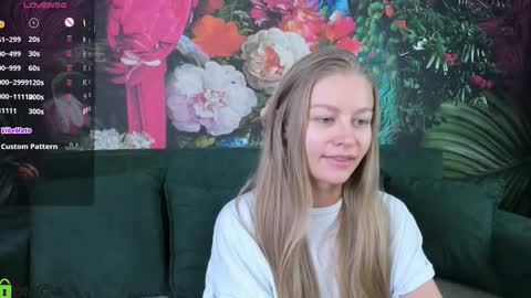 Snapshot of laura_pudd chatting on 11/14/25, 09:30 Laura online show from 11/14/25, 09:30