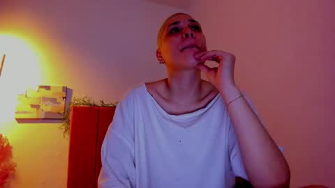 Snapshot of laura_r23 chatting on 04/20/26, 04:43 Laura Rose online show from 04/20/26, 04:43
