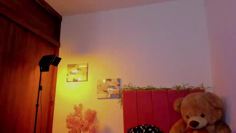 Snapshot of laura_r23 chatting on 04/22/26, 05:43 Laura Rose online show from 04/22/26, 05:43