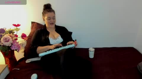 Snapshot of laura_sinner chatting on 04/08/26, 10:32 Laura online show from 04/08/26, 10:32