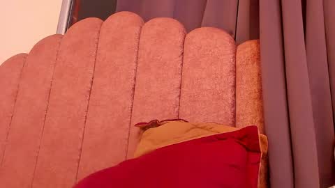 Snapshot of laura_soe chatting on 04/17/26, 01:08 LAURA SOE online show from 04/17/26, 01:08