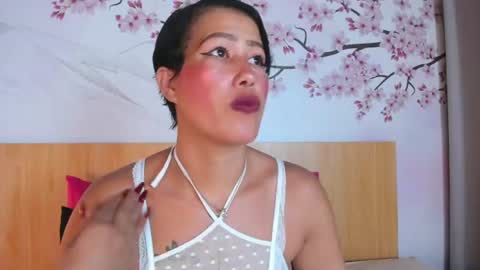 Snapshot of laura_torress chatting on 06/27/26, 02:49 Laura online show from 06/27/26, 02:49