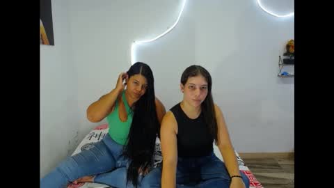 Snapshot of laura_x19 chatting on 09/17/25, 05:03 LAURA AND SCARLETT online show from 09/17/25, 05:03
