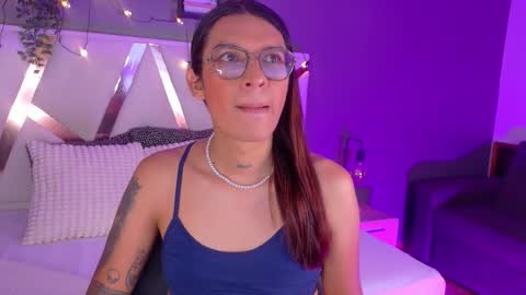 lauraagomezz__ online show from 10/10/25, 07:35