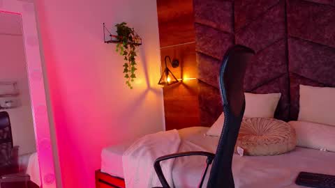 lauraagomezz__ online show from 10/16/25, 07:48