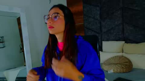lauraagomezz__ online show from 10/19/25, 11:44