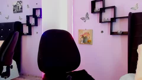 Laura Blue online show from 12/18/24, 01:37