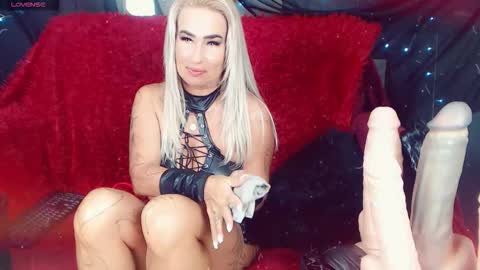 Snapshot of lauracrystall chatting on 09/19/25, 06:52 LauraCrystall online show from 09/19/25, 06:52