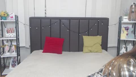 LauraHlot online show from 10/19/25, 05:52