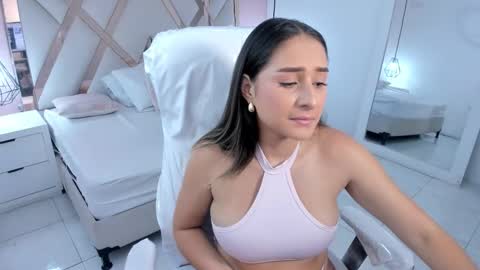 Snapshot of lauraklark chatting on 10/30/25, 01:45 laura  online show from 10/30/25, 01:45