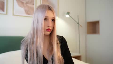 Laura online show from 09/22/25, 08:05