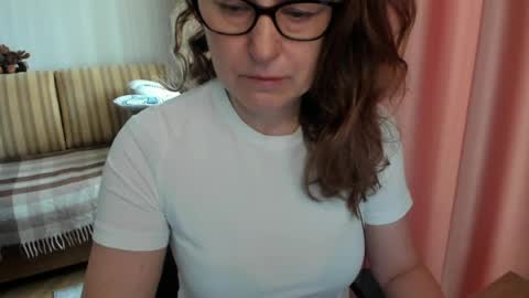 Snapshot of lauraoven1 chatting on 03/27/26, 06:52 Lauraoven1 online show from 03/27/26, 06:52