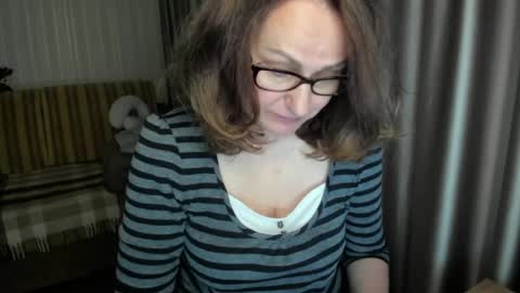 Snapshot of lauraoven1 chatting on 05/05/26, 06:38 Lauraoven1 online show from 05/05/26, 06:38