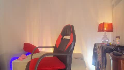 Snapshot of laurasofia45 chatting on 06/25/26, 10:42 Laura Sofia online show from 06/25/26, 10:42
